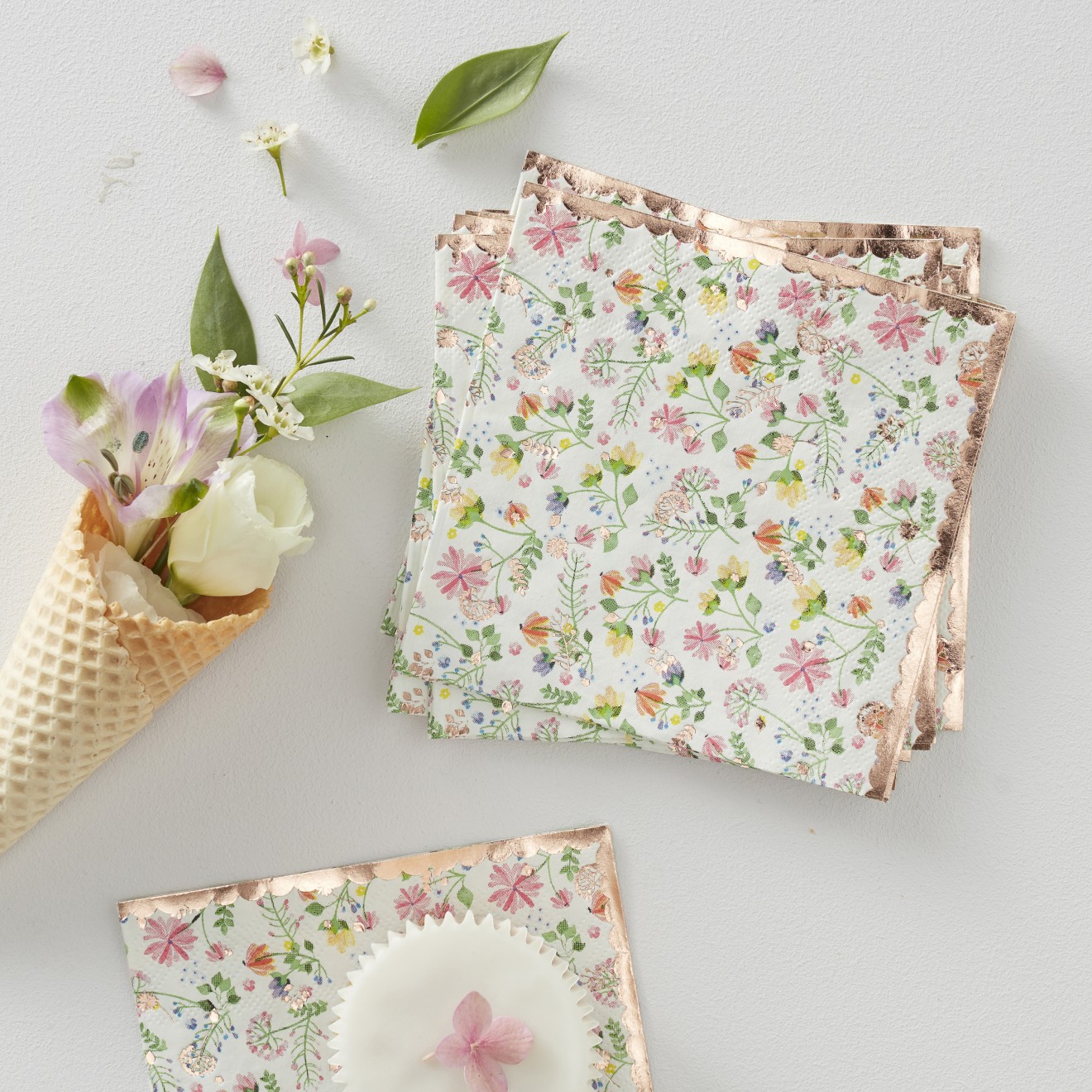 16 Paper Napkins - Floral